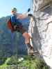 Echernwand-Klettersteig: Norbert im Rolli-Dachl