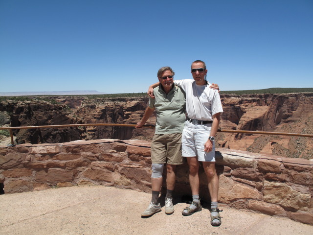 Papa und ich am Face Rock Overlook im Canyon de Chelly National Monument (27. Mai)