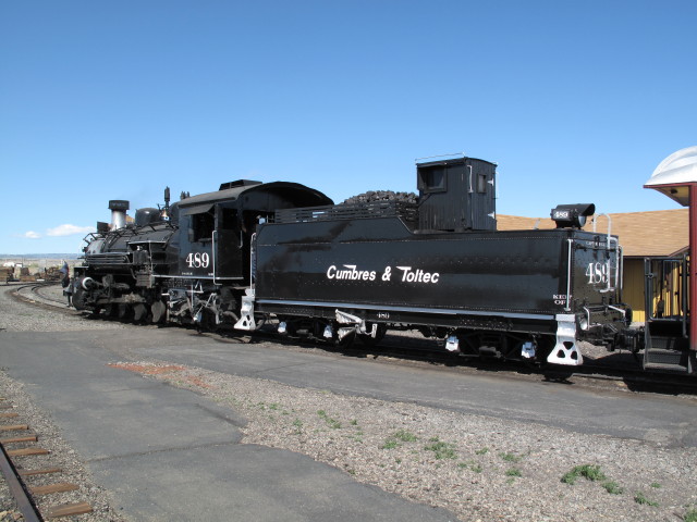 No. 489 mit San Juan Express #216 der Cumbres & Toltec Scenic Narrow-Gauge Railroad in Antonito, 2.404 m (29. Mai)