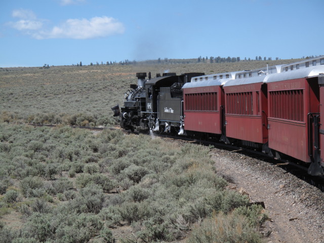 No. 489 mit San Juan Express #216 der Cumbres & Toltec Scenic Narrow-Gauge Railroad zwischen Hangmans Trestle und Lava Loop (29. Mai)