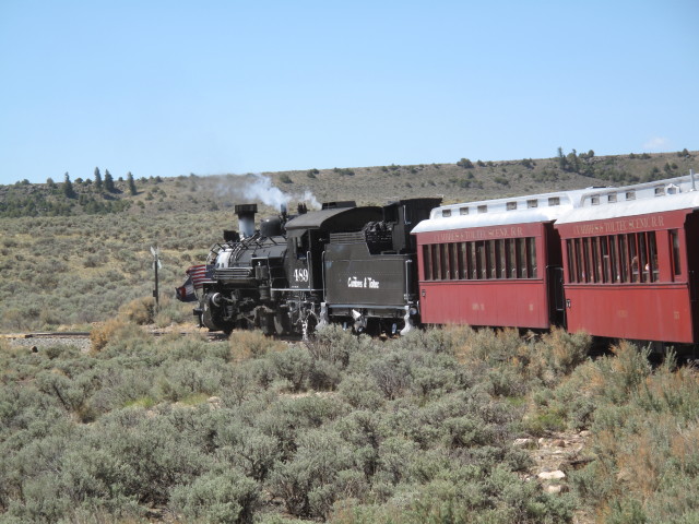 No. 489 mit San Juan Express #216 der Cumbres & Toltec Scenic Narrow-Gauge Railroad zwischen Hangmans Trestle und Lava Loop (29. Mai)