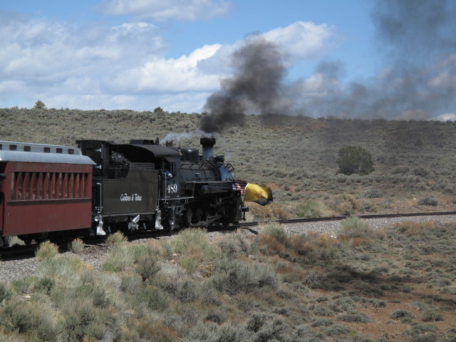 No. 489 mit San Juan Express #216 der Cumbres & Toltec Scenic Narrow-Gauge Railroad zwischen Lava Loop und Whiplash Curve (29. Mai)