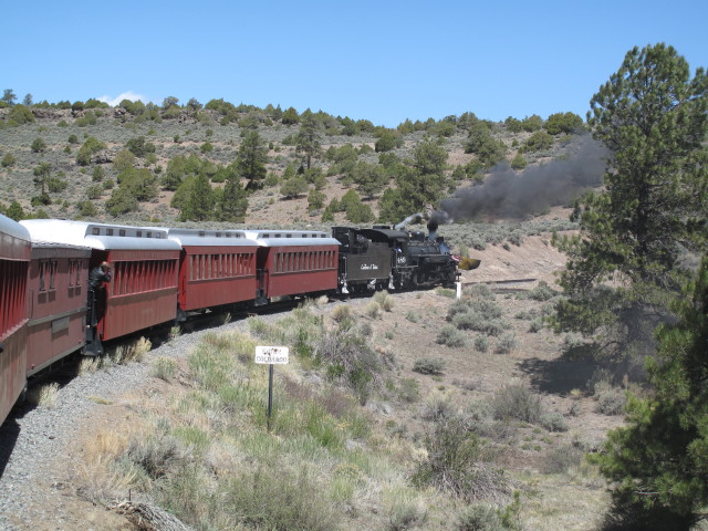 No. 489 mit San Juan Express #216 der Cumbres & Toltec Scenic Narrow-Gauge Railroad zwischen Lava Loop und Whiplash Curve (29. Mai)