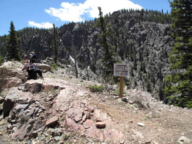 neben der Cumbres & Toltec Scenic Narrow-Gauge Railroad beim Garfield Monument (29. Mai)