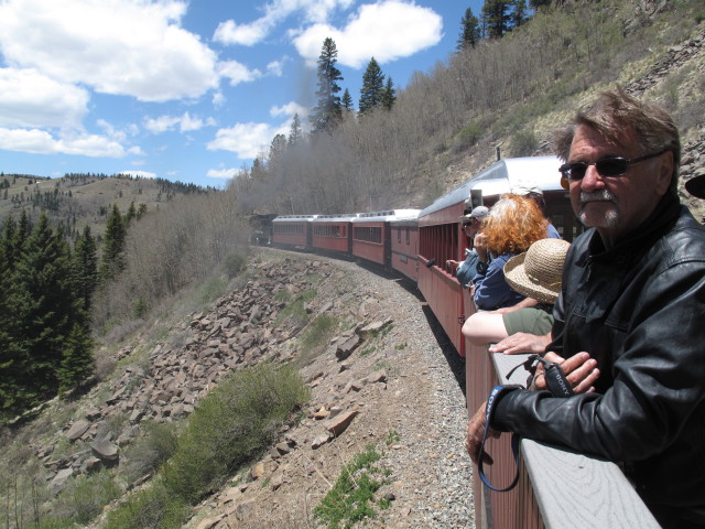 Papa im San Juan Express #216 der Cumbres & Toltec Scenic Narrow-Gauge Railroad zwischen Garfield Monument und Osier (29. Mai)