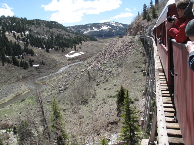 San Juan Express #216 der Cumbres & Toltec Scenic Narrow-Gauge Railroad auf der Cascade Trestle (29. Mai)