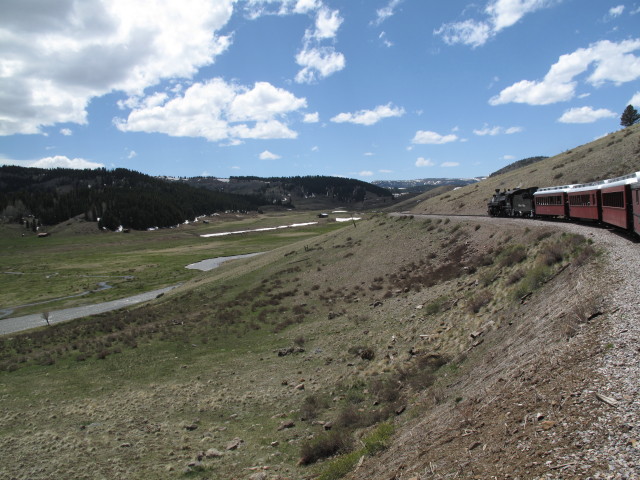 No. 489 mit San Juan Express #216 der Cumbres & Toltec Scenic Narrow-Gauge Railroad zwischen Cascade Trestle und Los Pinos Bridge (29. Mai)