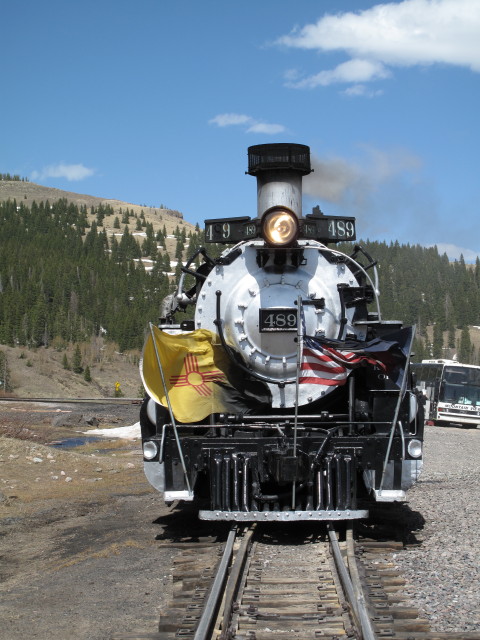 No. 489 mit San Juan Express #216 der Cumbres & Toltec Scenic Narrow-Gauge Railroad in Cumbres, 3.053 m (29. Mai)
