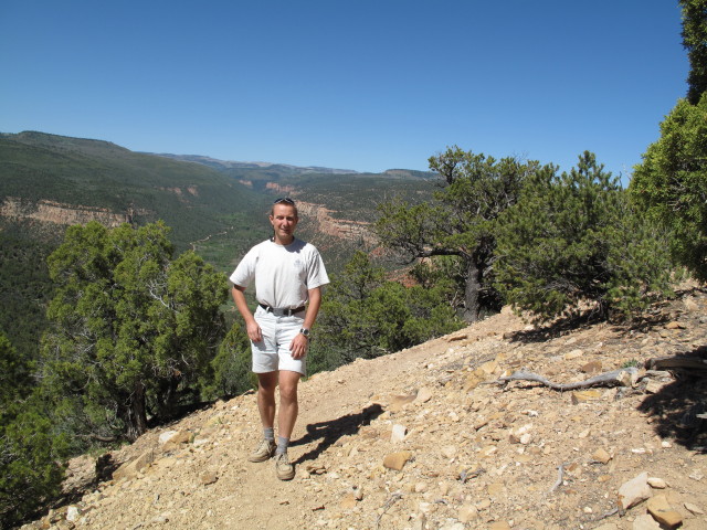 Ich beim Dry Mesa Dinosaur Quarry (2. Juni)