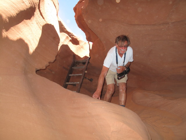 Papa im Einstieg in den Lower Antelope Canyon (4. Juni)