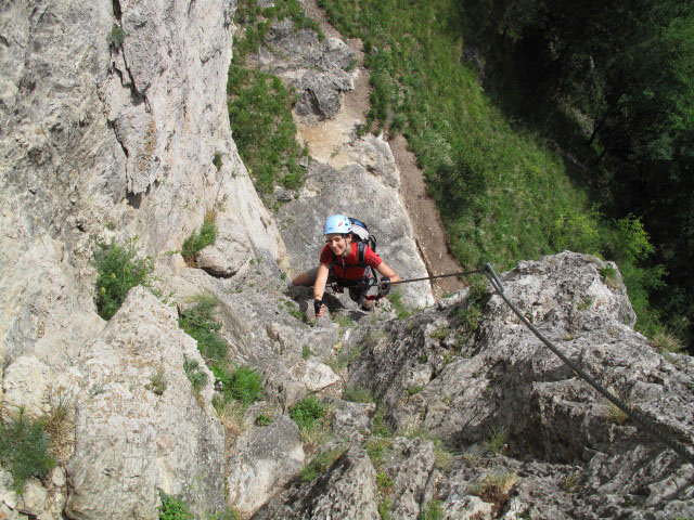 Pittentaler Klettersteig: Katarina zwischen Steigbaum und erster Querung