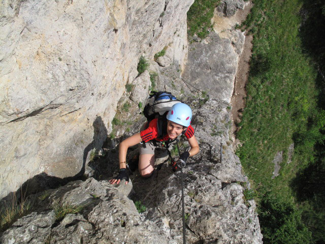 Pittentaler Klettersteig: Katarina zwischen Steigbaum und erster Querung