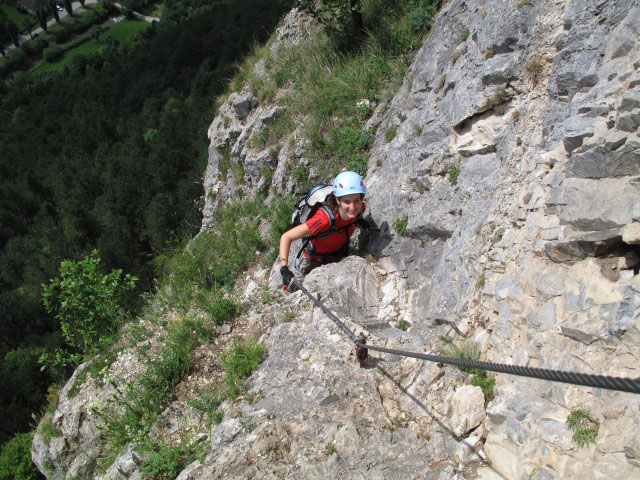Pittentaler Klettersteig: Katarina zwischen zweiter Querung und Schlüsselstelle