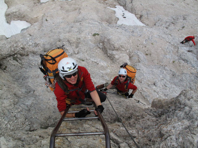 Kesselkogel-Klettersteig: Gudrun und Christoph zwischen Valon de Antermoa und Kesselkogel (25. Juni)