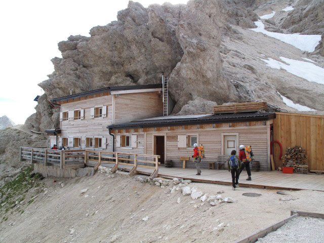 Christoph und Gudrun bei der Grasleitenpasshütte, 2.599 m (25. Juni)