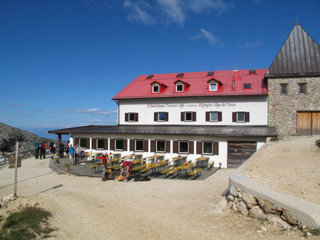 Christoph und Gudrun bei der Tierser Alpl-Hütte, 2.440 m (26. Juni)