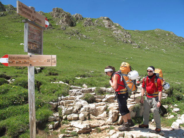 Gudrun und Christoph bei der Wegkreuzung Touristensteig und Gamssteig (26. Juni)