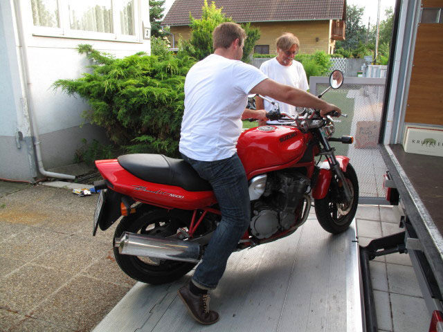 Markus und Papa im Garten meiner Eltern