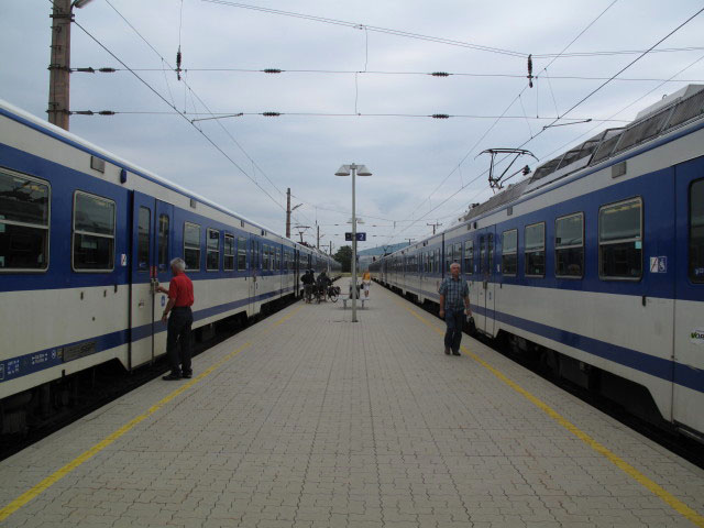 S 29560 und S 27483 im Bahnhof Petronell-Carnuntum, 186 m