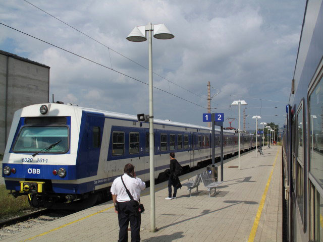 6020 261-1 als S 29680 im Bahnhof Petronell-Carnuntum, 186 m