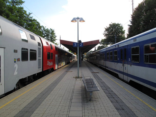 R 2407 und S 24242 im Bahnhof Neubau-Kreuzstetten