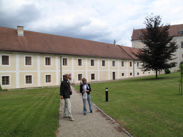 Papa und Mama im Klosterhof