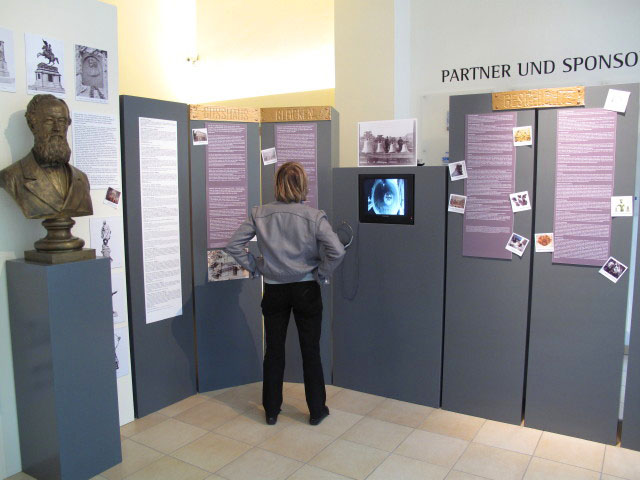 Mama in der Sonderausstellung 'Kunstguss der Berndorfer Metallwaren Fabrik' im krupp stadt museum