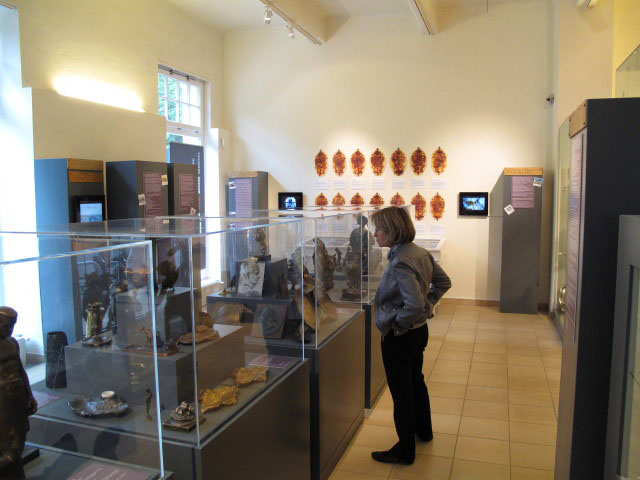 Mama in der Sonderausstellung 'Kunstguss der Berndorfer Metallwaren Fabrik' im krupp stadt museum