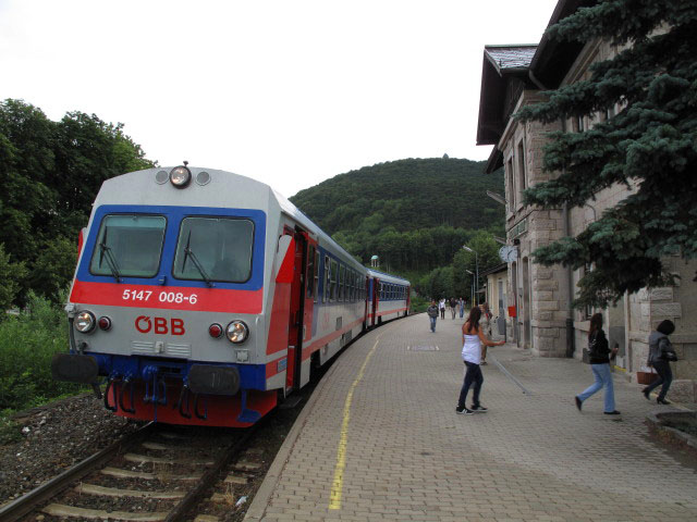 5147 008-6 als R 6681 in der Haltestelle Berndorf Stadt, 312 m