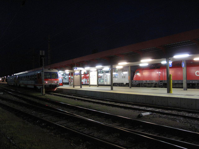 R 7258 und R 2369 im Bahnhof Gänserndorf, 155 m