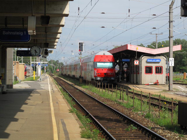 REX 7623 im Bahnhof Bruck an der Leitha