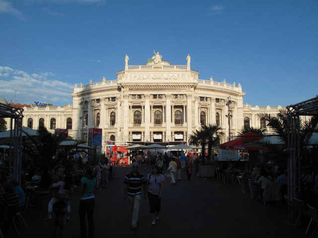 Burgtheater vom Rathausplatz aus