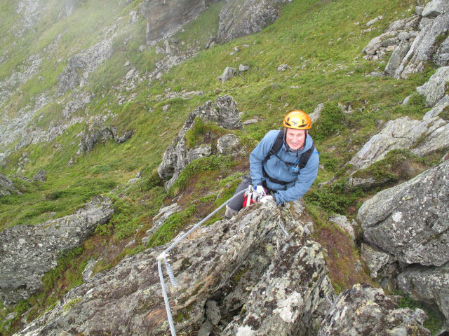 Familienklettersteig Hirschkarspitze: Erich zwischen Felsenloch und erster Seilbrücke (13. Aug.)