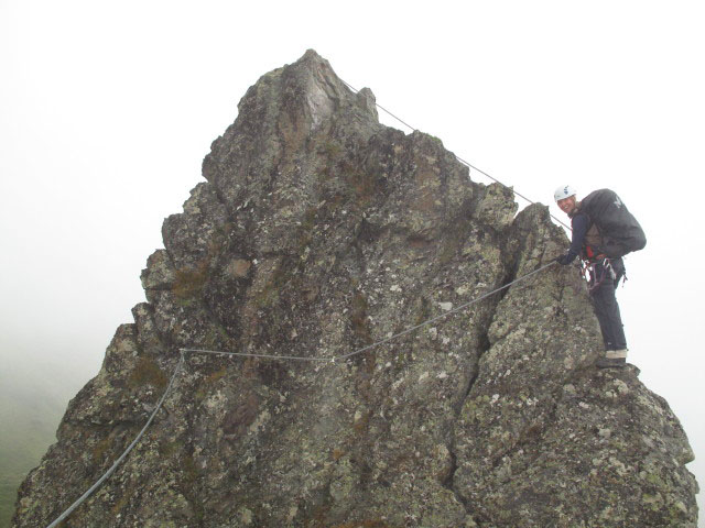 Familienklettersteig Hirschkarspitze: Sonja zwischen Felsenloch und erster Seilbrücke (13. Aug.)