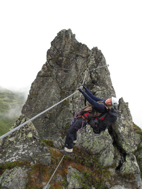 Familienklettersteig Hirschkarspitze: Sonja auf der zweiten Seilbrücke (13. Aug.)