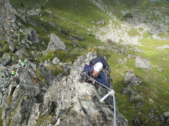 Familienklettersteig Hirschkarspitze: Sonja am Ausstiegsgrat (13. Aug.)