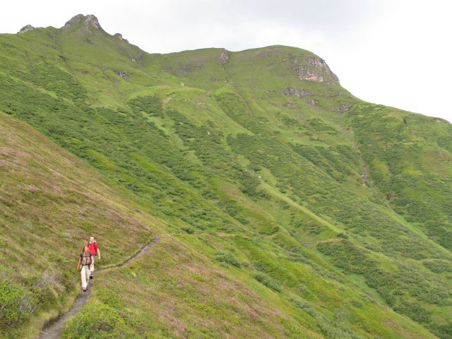 Sonja und Norbert am Hermann-Kreilinger-Steig zwischen Ochsenriedel und Rockfeldalm (13. Aug.)