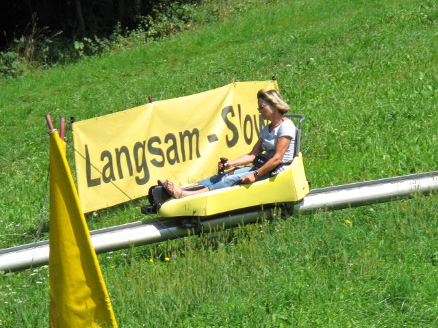 Mama auf der Sommerrodelbahn