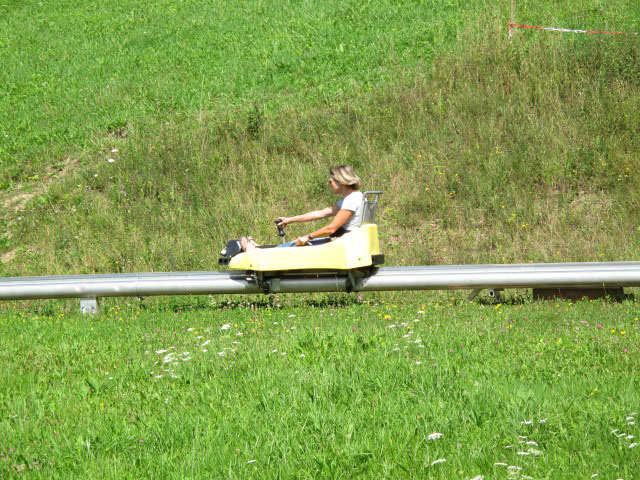 Mama auf der Sommerrodelbahn