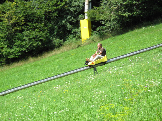 Papa auf der Sommerrodelbahn