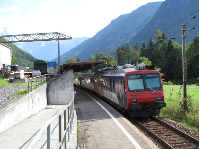 R 7736 im Bahnhof Linthal Braunwaldbahn, 674 m