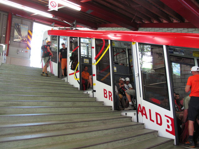 Axel und Andreas in der Talstation der Braunwaldbahn, 674 m