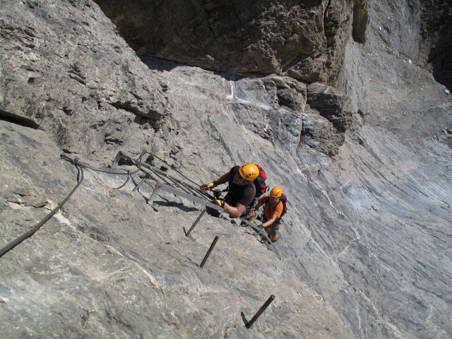 Leukerbad-Klettersteig: Axel und Andreas zwischen Abzweigung und Höhle