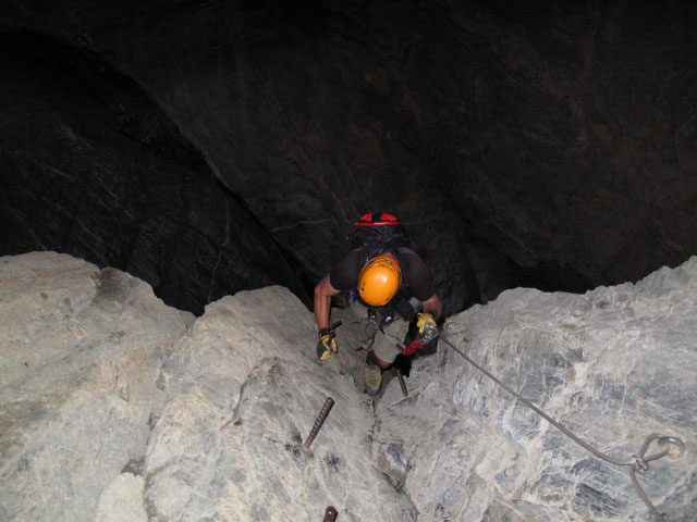 Leukerbad-Klettersteig: Axel in der Höhle