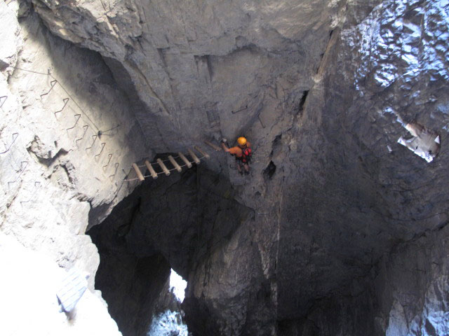 Leukerbad-Klettersteig: Andreas in der H&ouml;hle