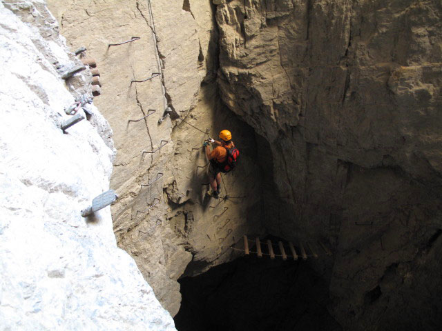 Leukerbad-Klettersteig: Andreas in der H&ouml;hle