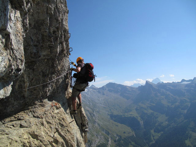 Leukerbad-Klettersteig: Axel zwischen Hammer und Biwakplatz