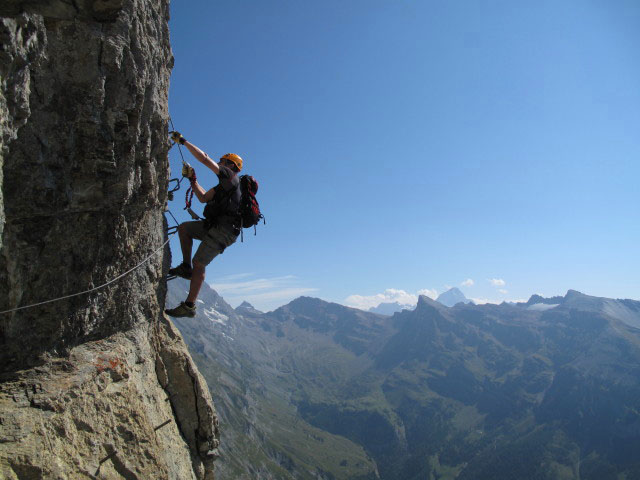 Leukerbad-Klettersteig: Axel zwischen Hammer und Biwakplatz