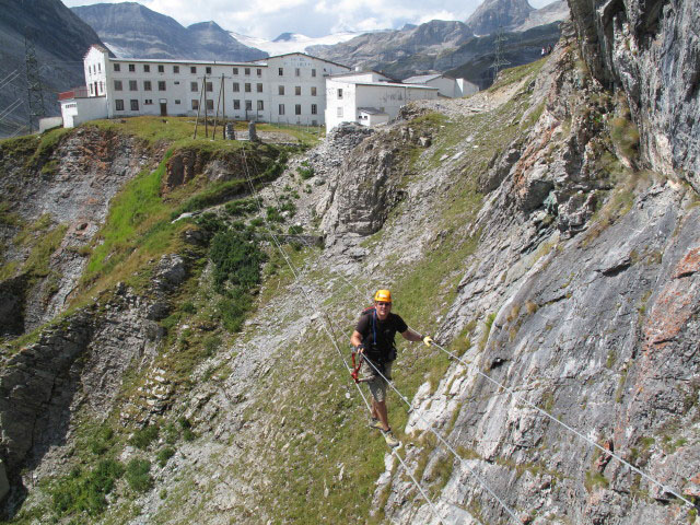 Gemmiwand-Klettersteig: Axel auf der 3-Seil-Br&uuml;cke