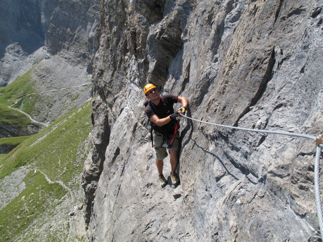 Gemmiwand-Klettersteig: Axel zwischen Bügellabyrinth und 360 °-Drehleiter